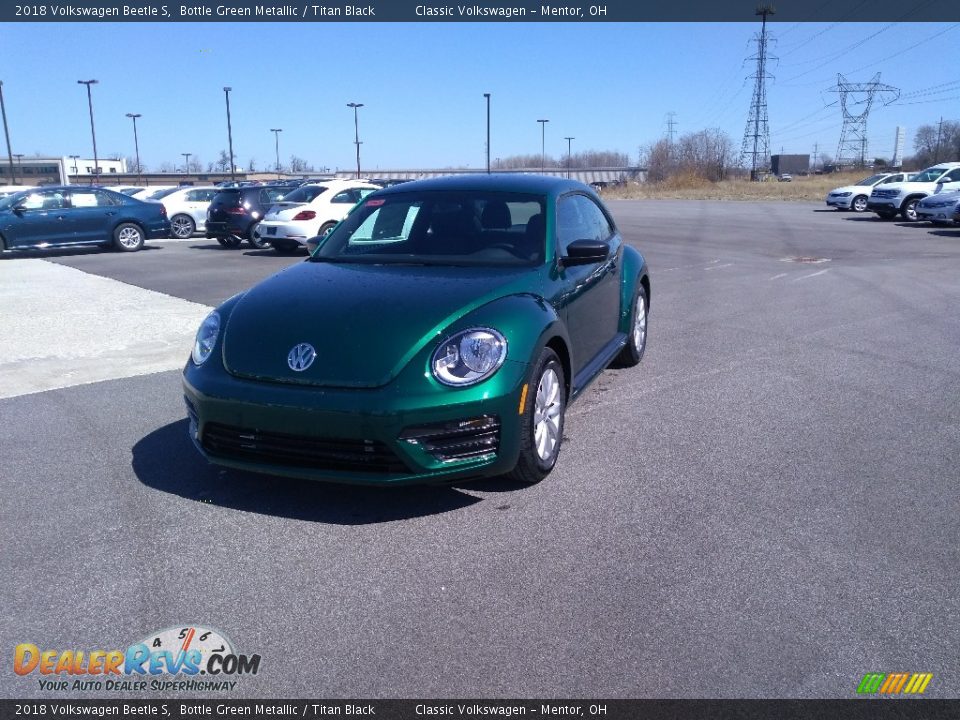 Front 3/4 View of 2018 Volkswagen Beetle S Photo #2