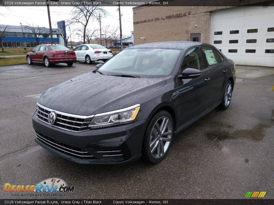 Front 3/4 View of 2018 Volkswagen Passat R-Line Photo #2