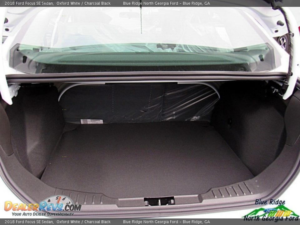 2018 Ford Focus SE Sedan Oxford White / Charcoal Black Photo #12