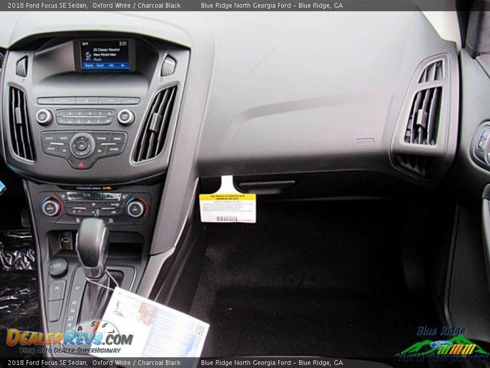 2018 Ford Focus SE Sedan Oxford White / Charcoal Black Photo #24