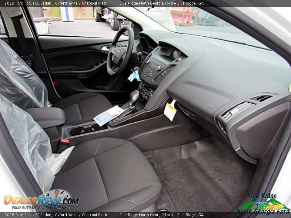 2018 Ford Focus SE Sedan Oxford White / Charcoal Black Photo #28
