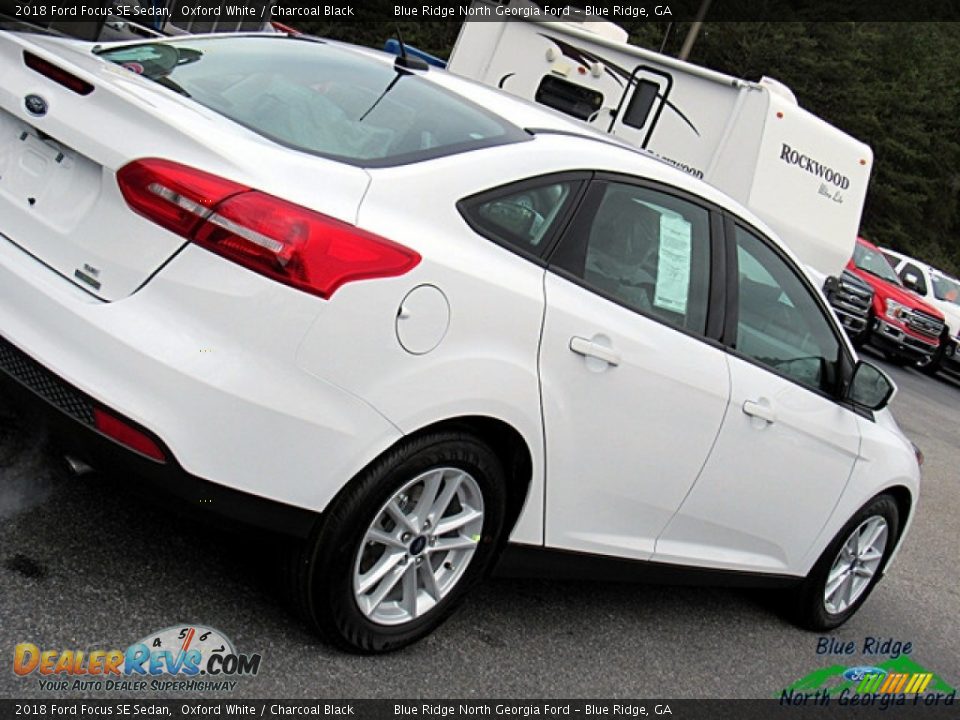 2018 Ford Focus SE Sedan Oxford White / Charcoal Black Photo #31