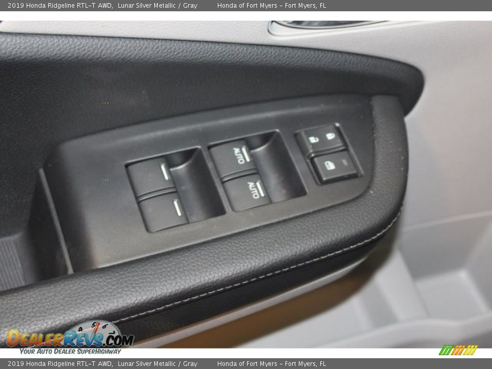 Controls of 2019 Honda Ridgeline RTL-T AWD Photo #17