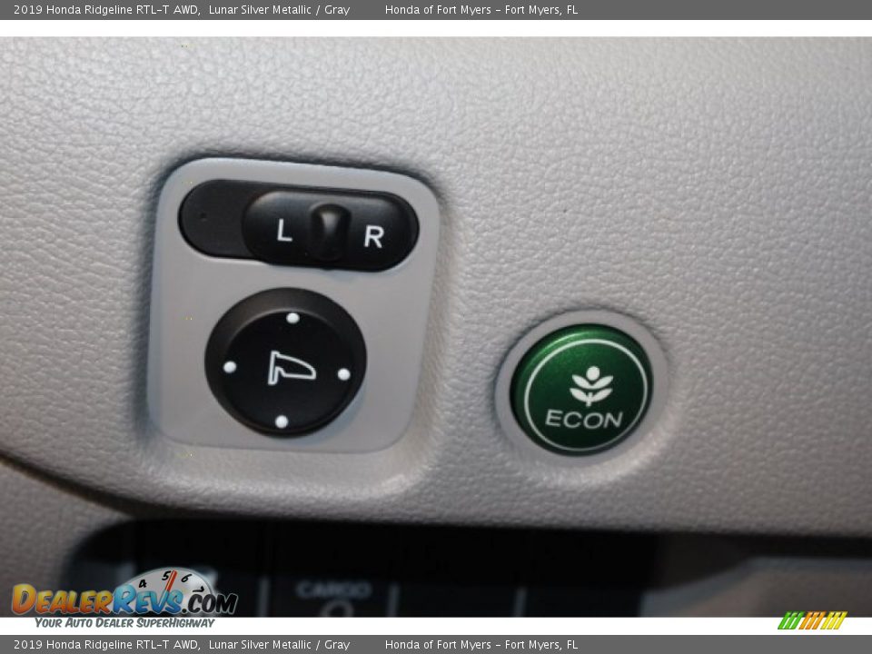 Controls of 2019 Honda Ridgeline RTL-T AWD Photo #21