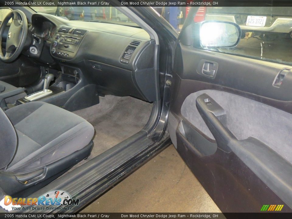 2005 Honda Civic LX Coupe Nighthawk Black Pearl / Gray Photo #30