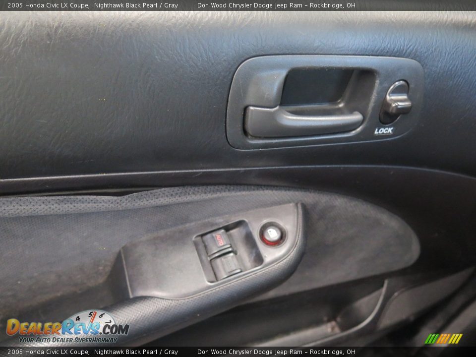 2005 Honda Civic LX Coupe Nighthawk Black Pearl / Gray Photo #34