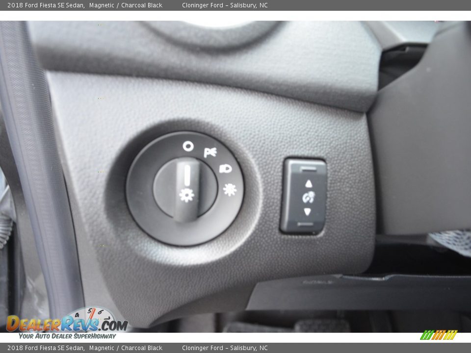 2018 Ford Fiesta SE Sedan Magnetic / Charcoal Black Photo #17