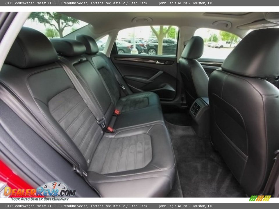 2015 Volkswagen Passat TDI SEL Premium Sedan Fortana Red Metallic / Titan Black Photo #24