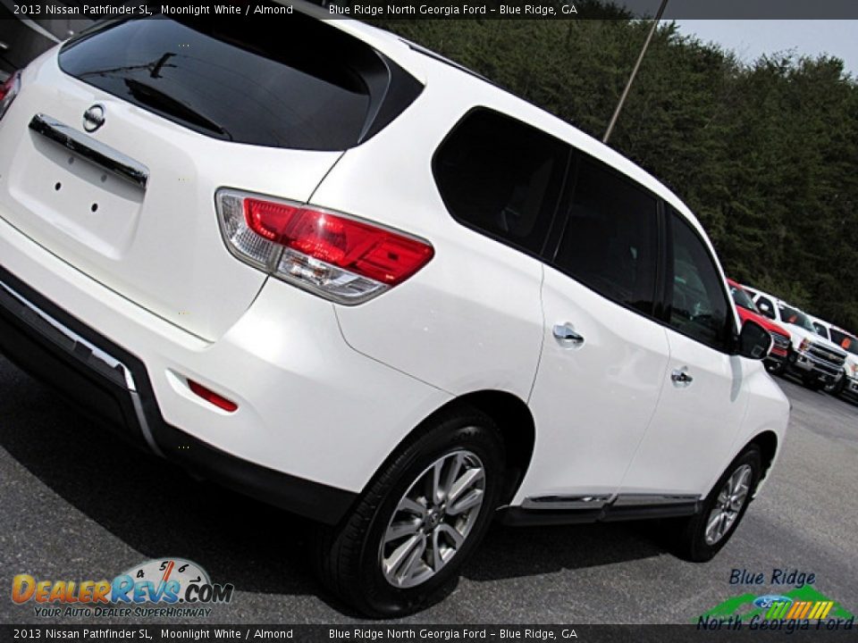 2013 Nissan Pathfinder SL Moonlight White / Almond Photo #31