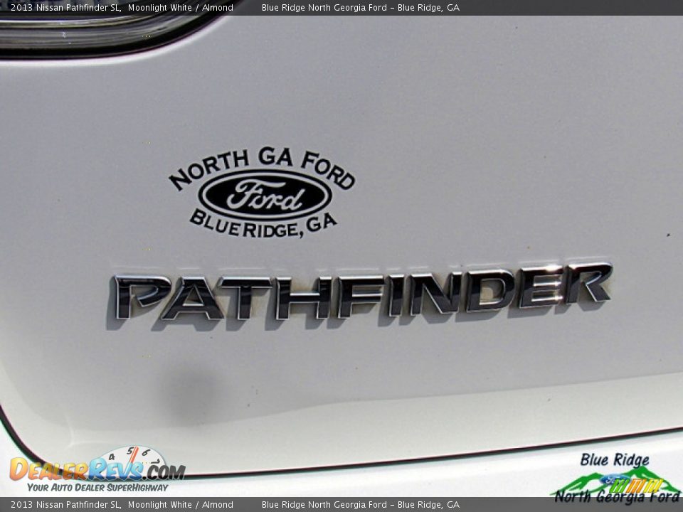 2013 Nissan Pathfinder SL Moonlight White / Almond Photo #33