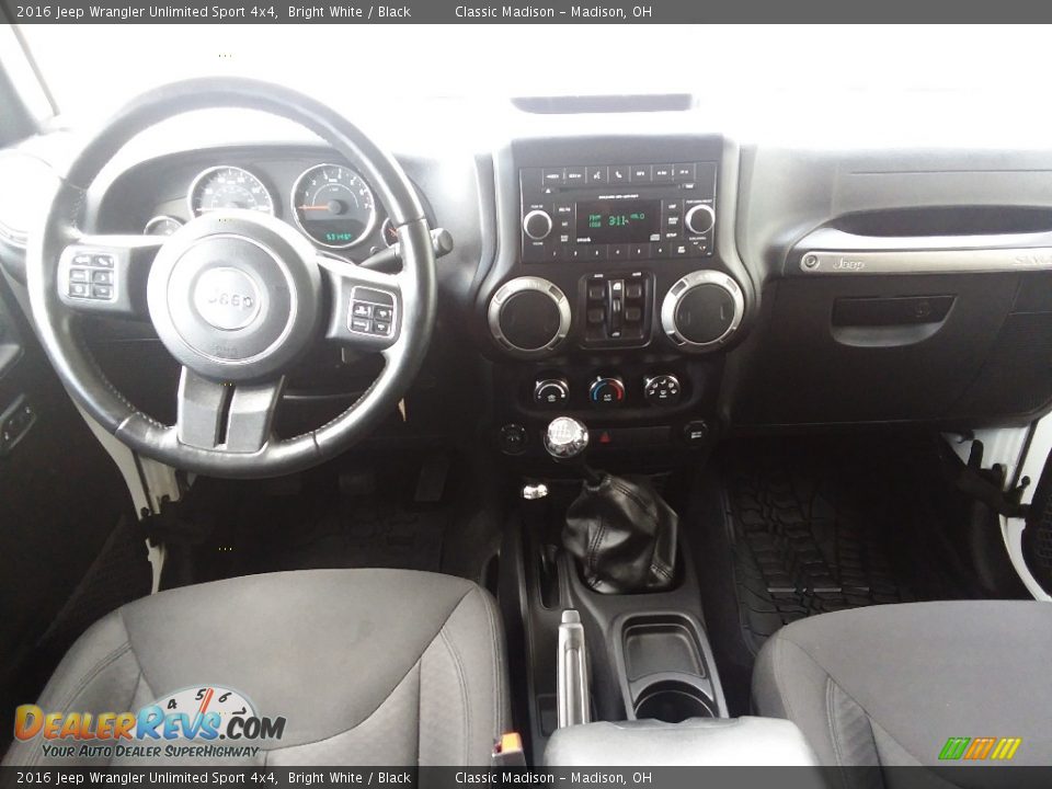 2016 Jeep Wrangler Unlimited Sport 4x4 Bright White / Black Photo #10
