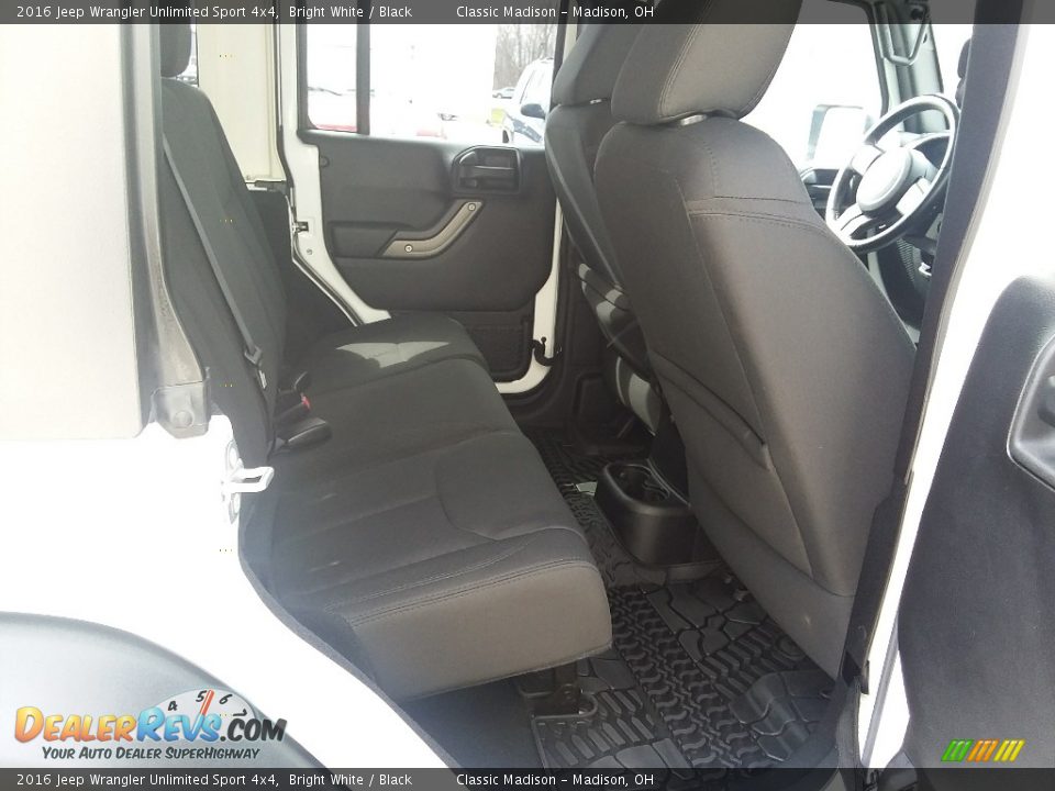 2016 Jeep Wrangler Unlimited Sport 4x4 Bright White / Black Photo #14