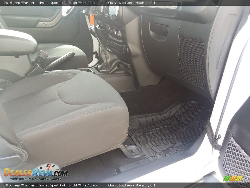 2016 Jeep Wrangler Unlimited Sport 4x4 Bright White / Black Photo #16