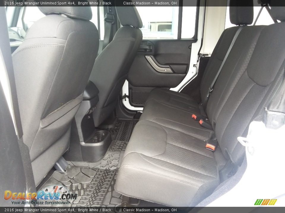 2016 Jeep Wrangler Unlimited Sport 4x4 Bright White / Black Photo #19