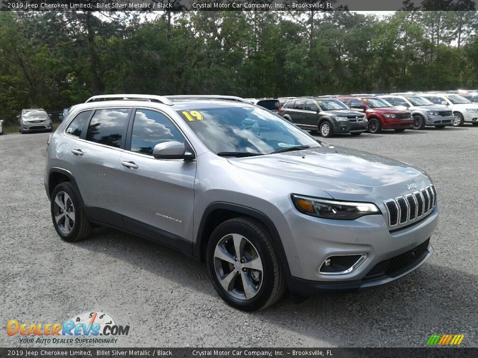 Front 3/4 View of 2019 Jeep Cherokee Limited Photo #7
