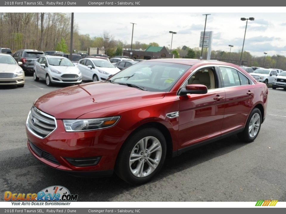 Front 3/4 View of 2018 Ford Taurus SEL Photo #3