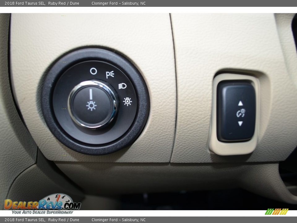 Controls of 2018 Ford Taurus SEL Photo #18