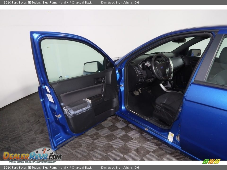 2010 Ford Focus SE Sedan Blue Flame Metallic / Charcoal Black Photo #24