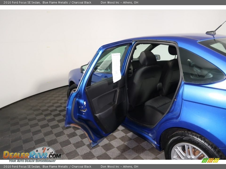 2010 Ford Focus SE Sedan Blue Flame Metallic / Charcoal Black Photo #25