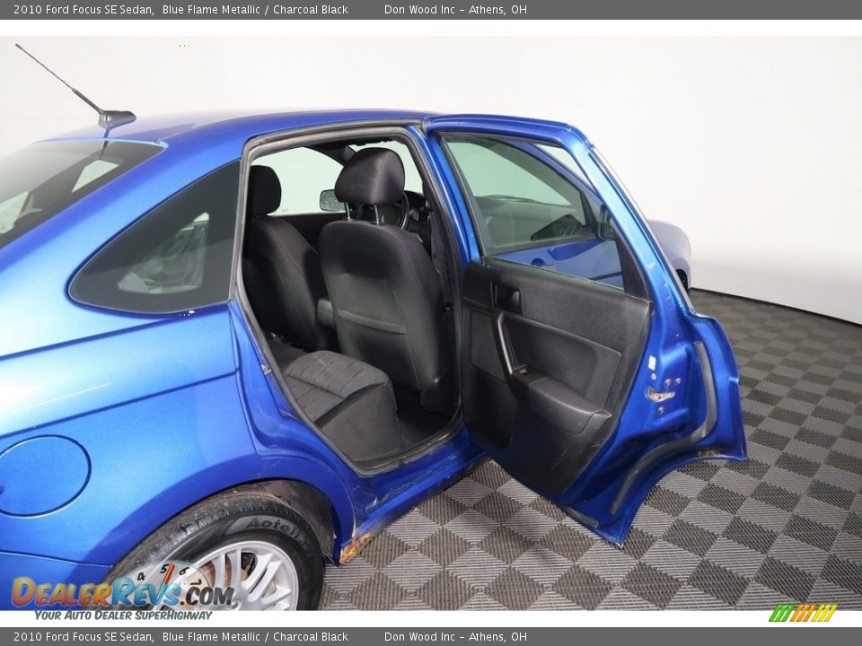 2010 Ford Focus SE Sedan Blue Flame Metallic / Charcoal Black Photo #26