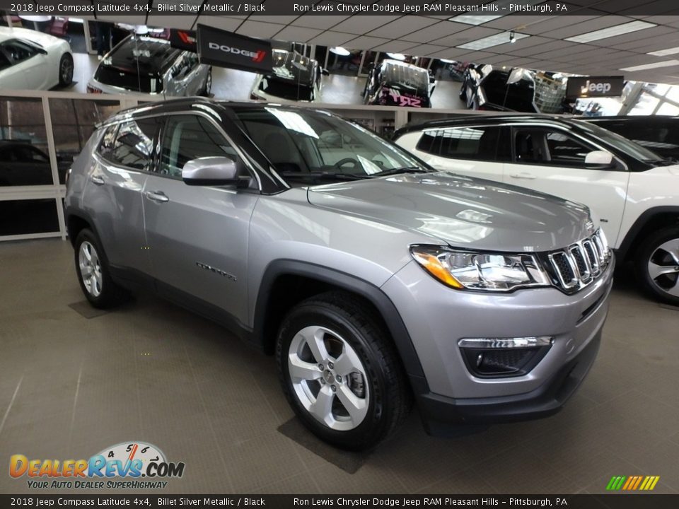 Front 3/4 View of 2018 Jeep Compass Latitude 4x4 Photo #7