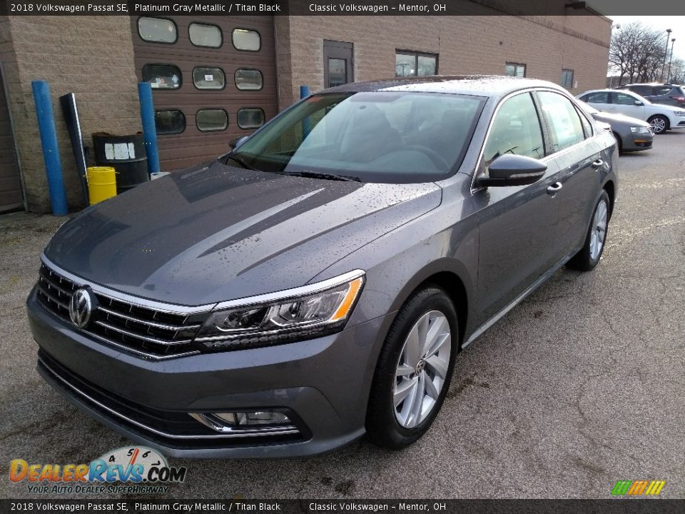 Front 3/4 View of 2018 Volkswagen Passat SE Photo #2