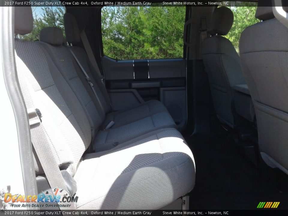 2017 Ford F250 Super Duty XLT Crew Cab 4x4 Oxford White / Medium Earth Gray Photo #13