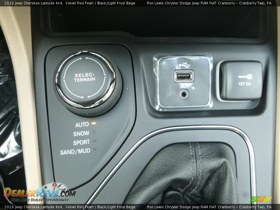 Controls of 2019 Jeep Cherokee Latitude 4x4 Photo #19