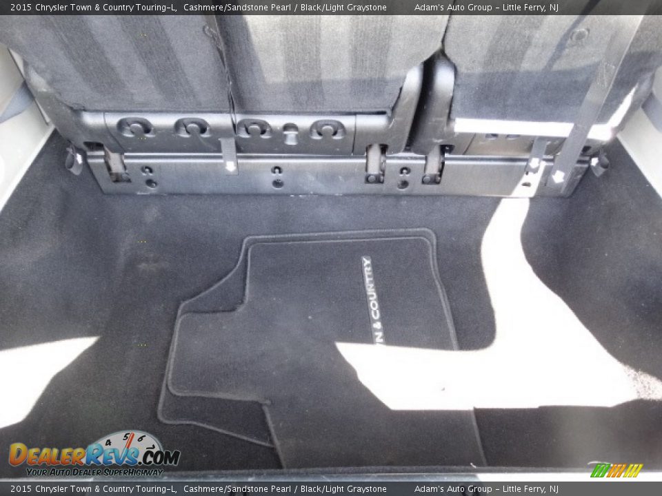 2015 Chrysler Town & Country Touring-L Cashmere/Sandstone Pearl / Black/Light Graystone Photo #26