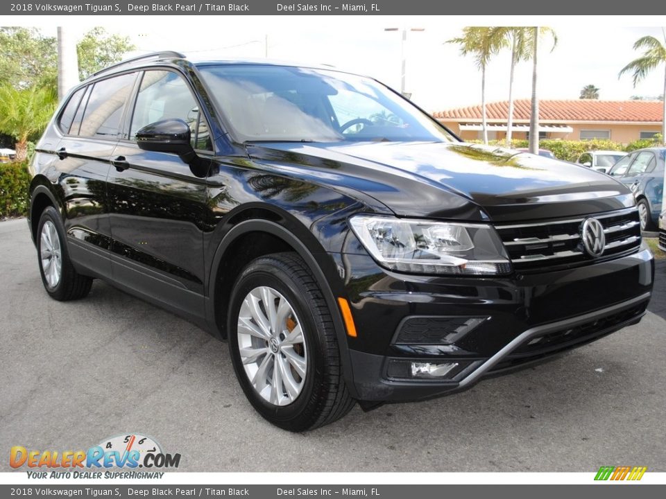 Front 3/4 View of 2018 Volkswagen Tiguan S Photo #2