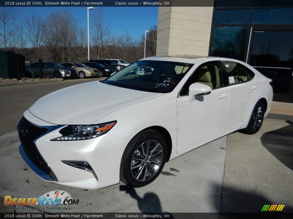 Front 3/4 View of 2018 Lexus ES 300h Photo #2