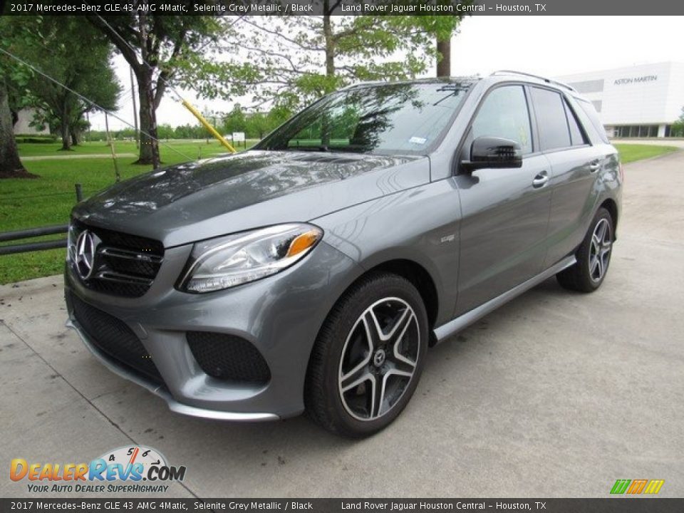 Front 3/4 View of 2017 Mercedes-Benz GLE 43 AMG 4Matic Photo #10