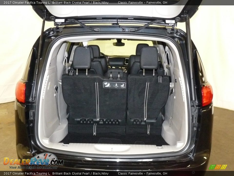 2017 Chrysler Pacifica Touring L Brilliant Black Crystal Pearl / Black/Alloy Photo #10