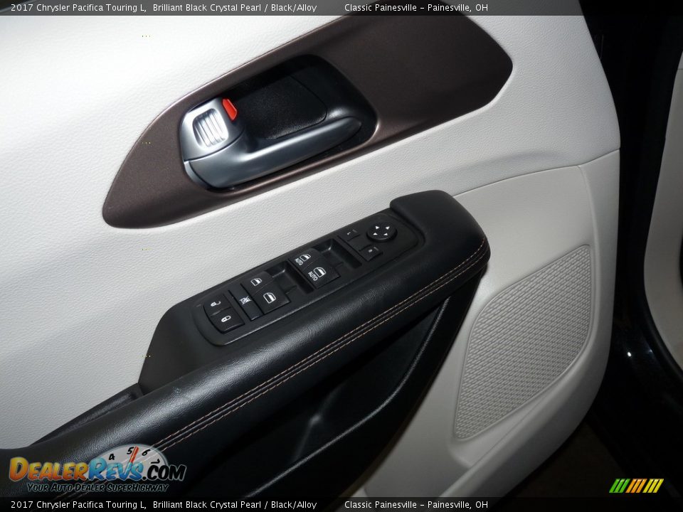 2017 Chrysler Pacifica Touring L Brilliant Black Crystal Pearl / Black/Alloy Photo #11