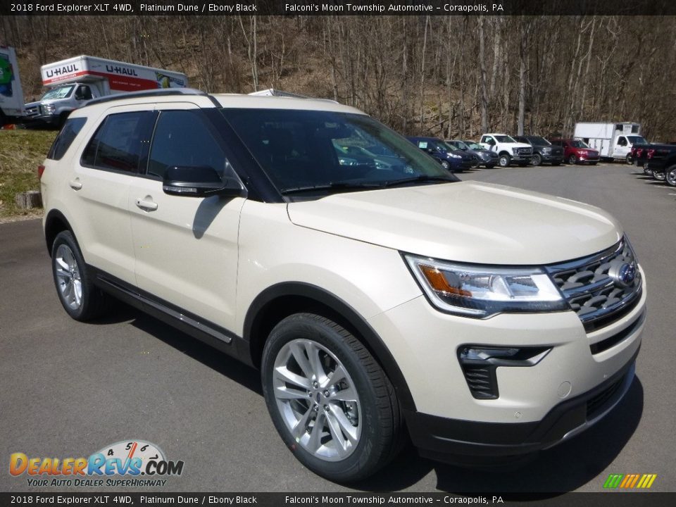 Front 3/4 View of 2018 Ford Explorer XLT 4WD Photo #3