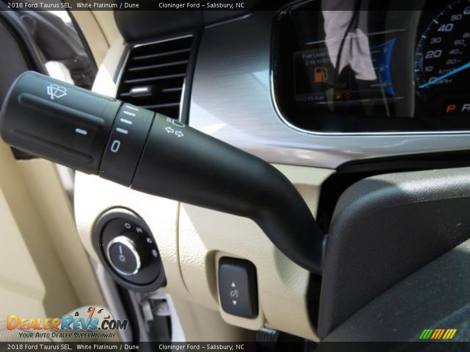 2018 Ford Taurus SEL White Platinum / Dune Photo #18