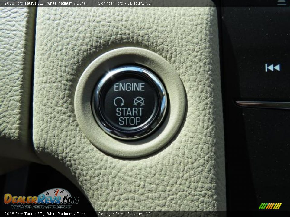 2018 Ford Taurus SEL White Platinum / Dune Photo #19