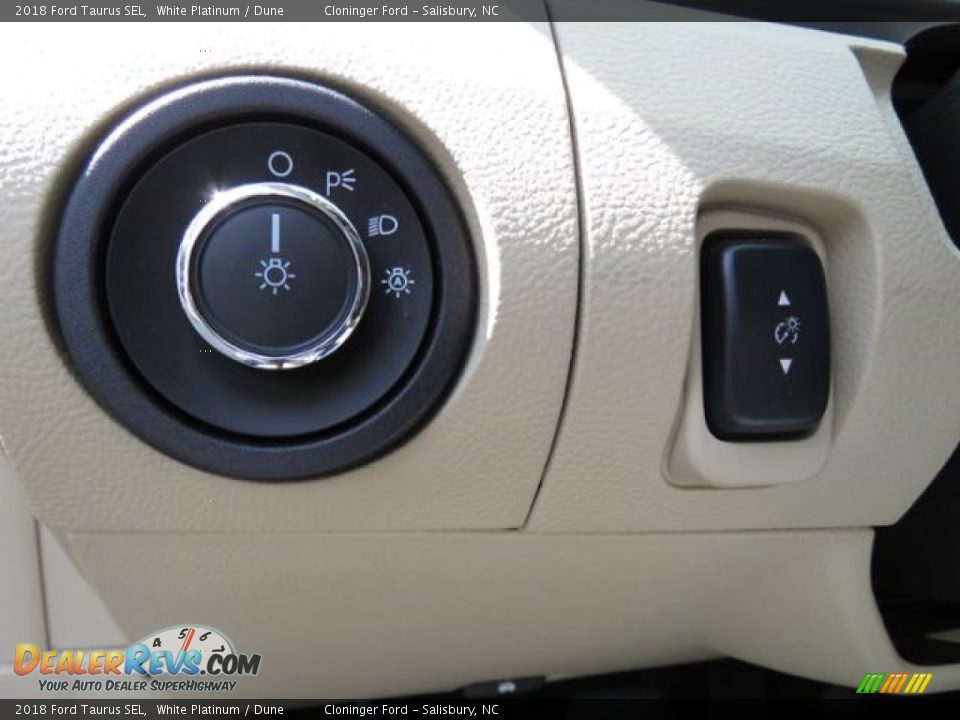 2018 Ford Taurus SEL White Platinum / Dune Photo #25