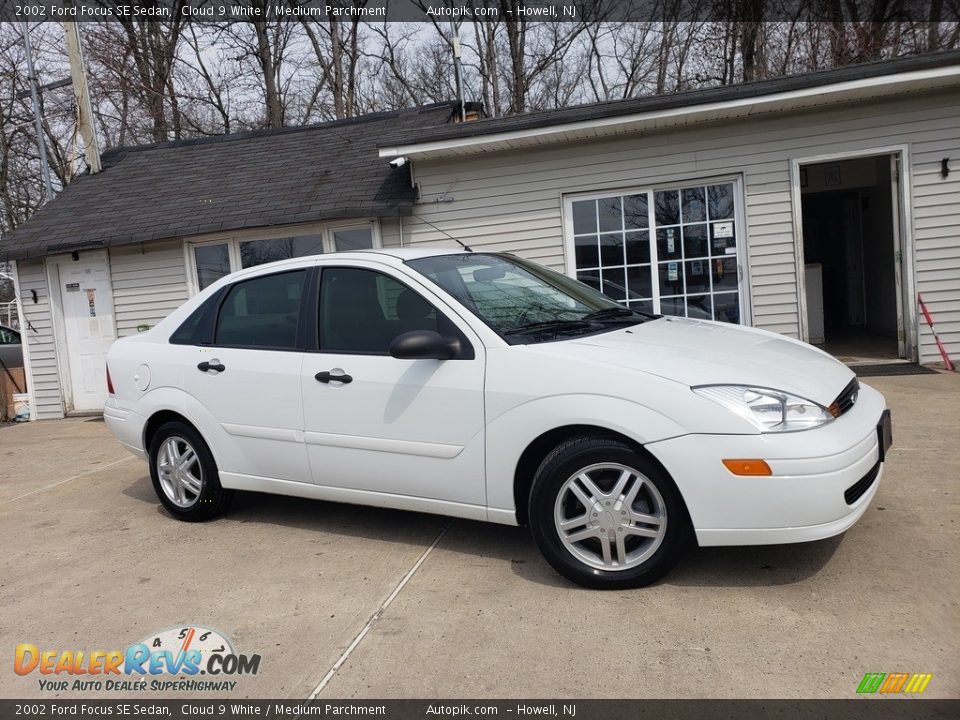 2002 Ford Focus SE Sedan Cloud 9 White / Medium Parchment Photo #6