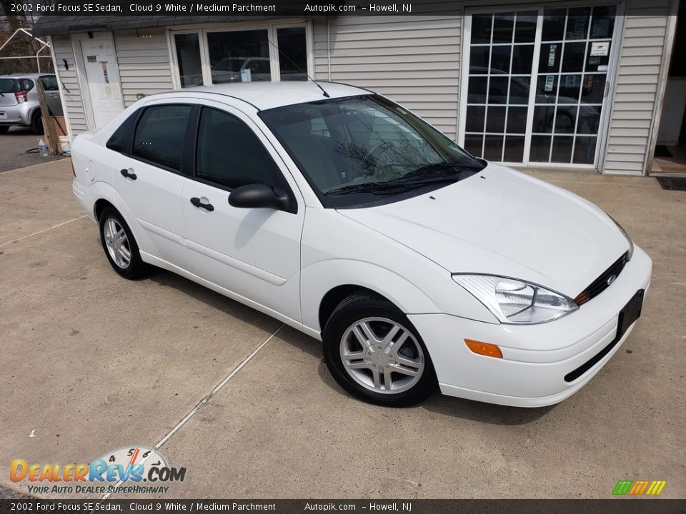 2002 Ford Focus SE Sedan Cloud 9 White / Medium Parchment Photo #7