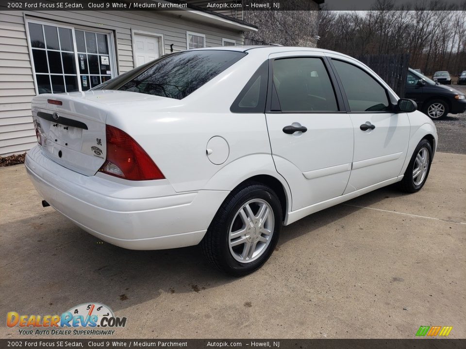 2002 Ford Focus SE Sedan Cloud 9 White / Medium Parchment Photo #9