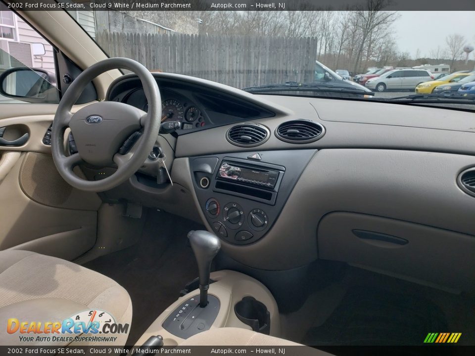 2002 Ford Focus SE Sedan Cloud 9 White / Medium Parchment Photo #18