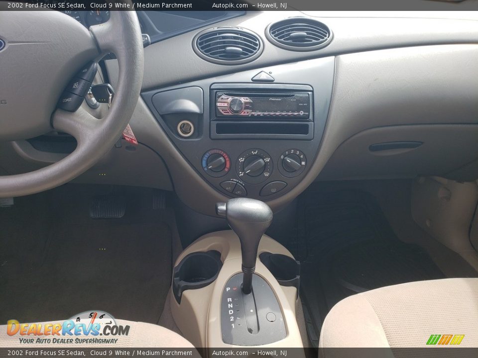 2002 Ford Focus SE Sedan Cloud 9 White / Medium Parchment Photo #22