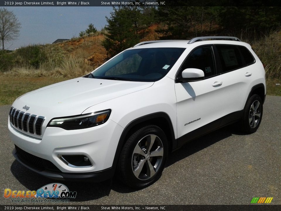 Front 3/4 View of 2019 Jeep Cherokee Limited Photo #2