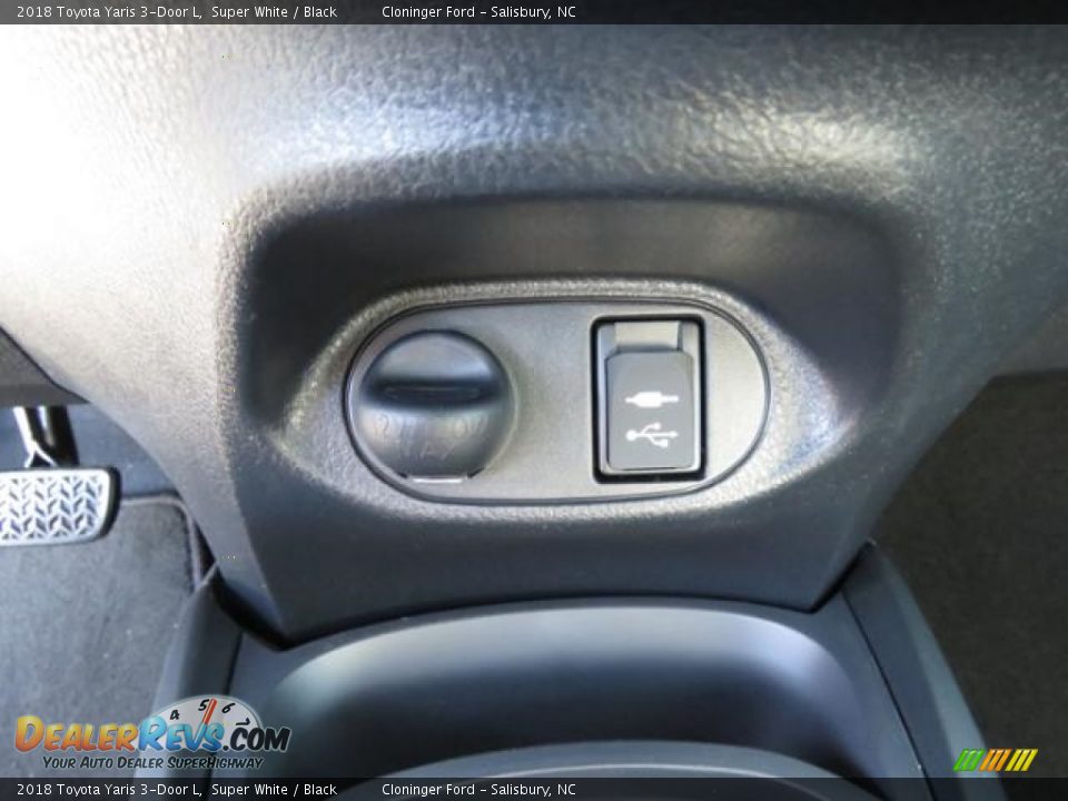 2018 Toyota Yaris 3-Door L Super White / Black Photo #16