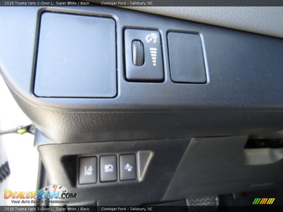 2018 Toyota Yaris 3-Door L Super White / Black Photo #19