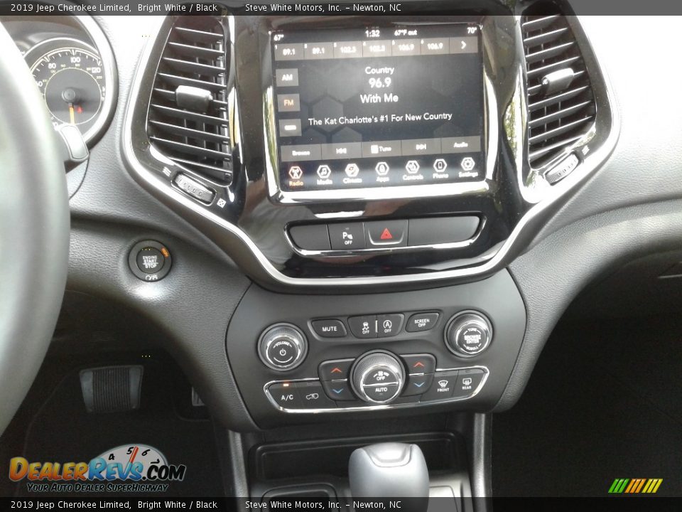 Controls of 2019 Jeep Cherokee Limited Photo #20