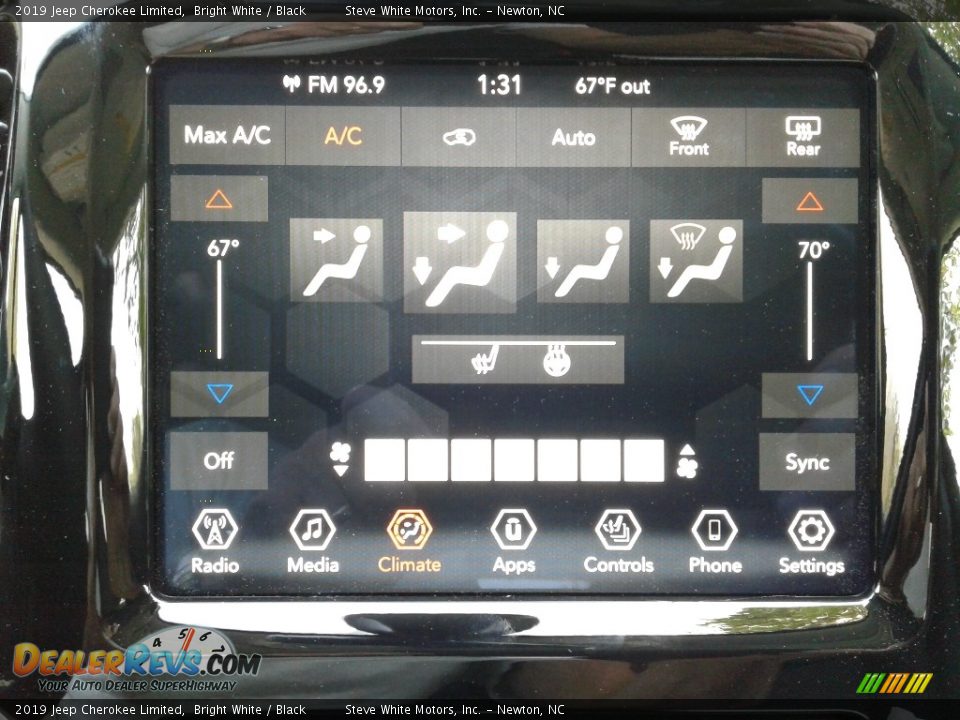 Controls of 2019 Jeep Cherokee Limited Photo #23