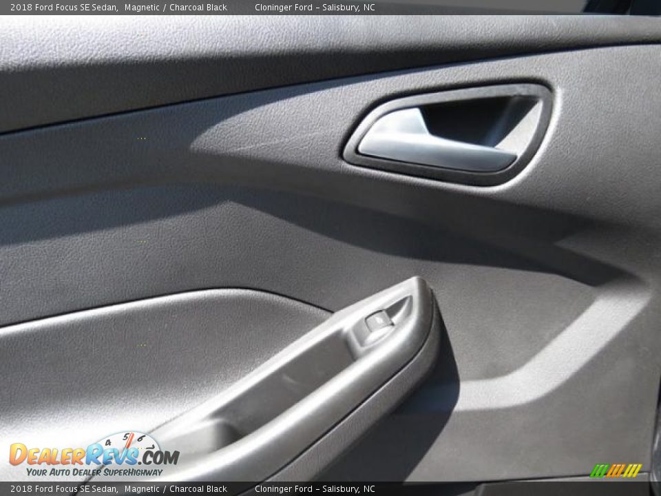2018 Ford Focus SE Sedan Magnetic / Charcoal Black Photo #9