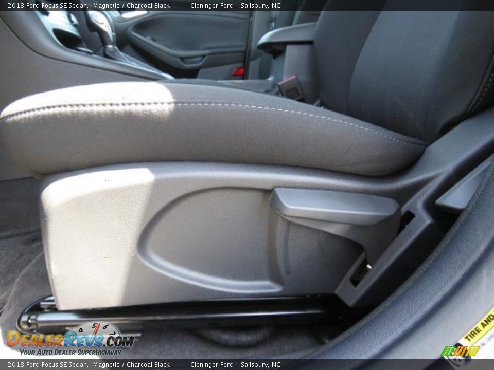 2018 Ford Focus SE Sedan Magnetic / Charcoal Black Photo #12
